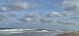 Donkere wolken trekken land inwaarts 