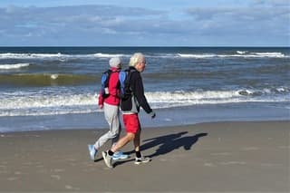 Strandwandeling korte broek in zon met wolken