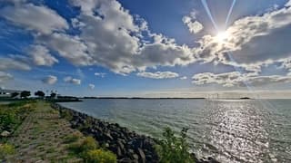 Zon komt zo nu en dan achter de wolken tevoorschijn