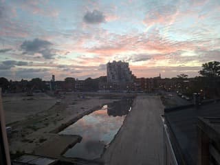 Weerspiegeling op het pad van de toekomst