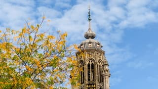 Vrij zonnig, kleine wolkjes en herfstkleuren