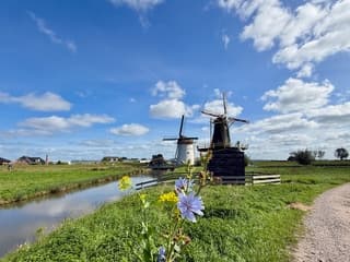 Stapelwolken molens lijkt wel zoner