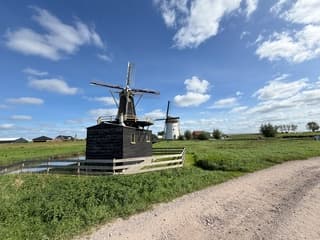 Blauw stapelwolken molens