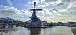 Molen de Adriaan in Haarlem vandaag in de zon 