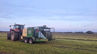boeren zijn weer druk met voer de winter