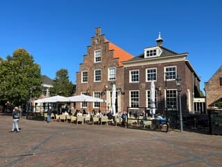 Strakblauw boven vol terras