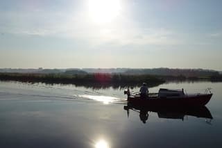 Spiegelglad bootje licht nevelig