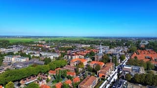 Strak blauwe lucht boven Heemskerk vandaag 