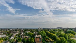 Wolkenluchten boven de stad  