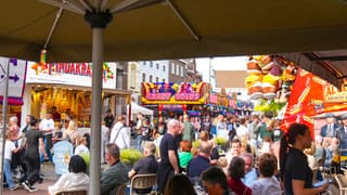 Gezellige drukte op de kermis met een aangename temperatuur