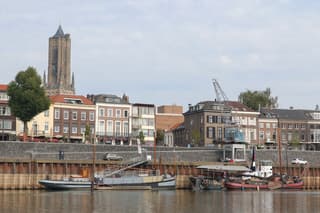 De boten liggen erg laag aan de kade 