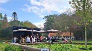 Gezelligheid bij het terras in de Oude Warande 