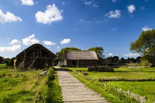 Blauw met enkele wolken