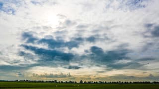 Zon en wolken om 10.30 uur 