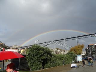 Twee regenbogen boven boogbrug