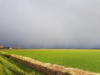 Regenboog tegen donkere lucht