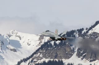 20180126 Besneeuwde bergtoppen in Zwitserland, terwijl de dalen nog groen zijn. Hier een F-18 van de Zwitserse Luchtmacht bij vertrek van vlb Meriningen