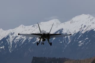 20180126 Besneeuwde bergtoppen in Zwitserland, terwijl de dalen nog groen zijn. Hier een F-18 van de Zwitserse Luchtmacht bij landing op van vlb Meriningen