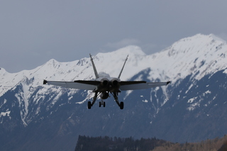 20180126 Besneeuwde bergtoppen in Zwitserland, terwijl de dalen nog groen zijn. Hier een F-18 van de Zwitserse Luchtmacht bij landing op van vlb Meriningen