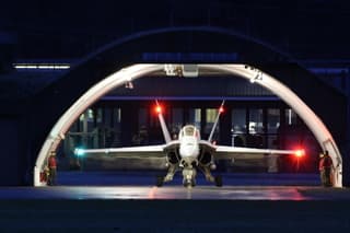 20180126 Besneeuwde bergtoppen in Zwitserland, terwijl de dalen nog groen zijn. Hier een F-18 van de Zwitserse Luchtmacht 's morgens vroeg voor vertrek van  vlb Meriningen