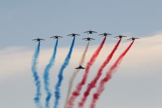 Op de Franse basis Istres was vandaag de officiÃ«le uitdienstreding van de Mirage 2000N. Hier vliegt dit type samen met het franse demoteam Patrouille de France 