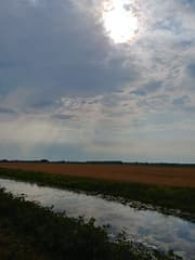 zon door de wolken