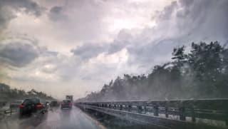 Regen en asfaltdampen