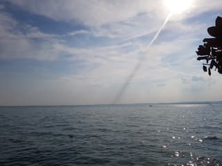 Vliegtuigstreep naar de zon.