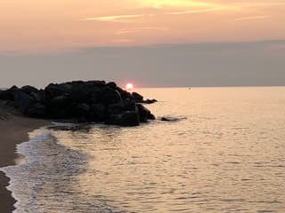 Rode bal op zee zojuist gefotografeerd 
