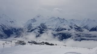 De mist trekt langzaam weg in de alpen