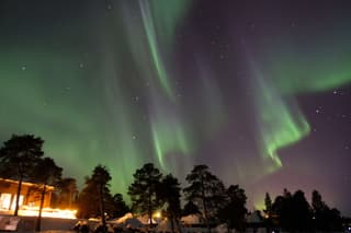 Noorderlicht boven het hotel