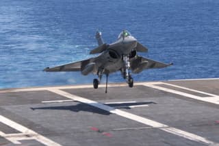 20190326 op een mooie zonnige dag een foto van een franse Rafale op het vliegdekschip Charles de Gaulle nabij Cyprus