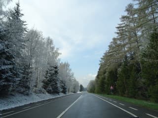 Half sneeuw, half groen in de Eifel 