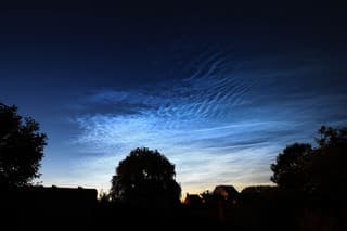 Lichtende nachtwolken