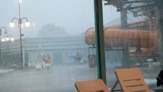 Video rennen naar binnen noodweer in SloveniÃ«