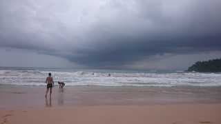 Dreigende tropische buienlucht boven zee, Sri Lanka