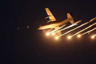 20190913 Sanicole Evening Show, een Deens Luchtmacht C-130 laat een aantal 'flares' achter zich tijdens de flypast