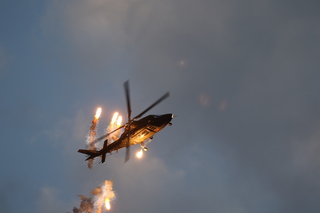 20190913 Sanicole Evening Show, een belgische helicopter schiet 'flares' af tijdens de vlucht
