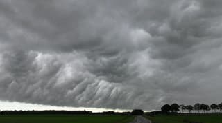 Dreigende wolkenmassa boven ZO-FryslÃ¢n