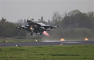 20191021 Bij grijs en regenachtig weer, komt de afterburner pas goed tot zijn recht.  FWIT oefening op vlb Leeuwarden
