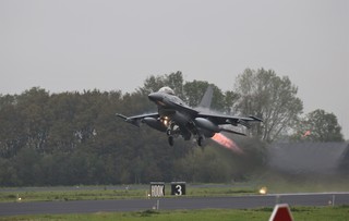 20191021 Bij grijs en regenachtig weer, komt de afterburner pas goed tot zijn recht.  FWIT oefening op vlb Leeuwarden    