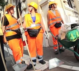 Straatvuil opruimers op de hitte van de dag