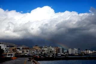 Bijzonder, een regenboog onder de wolken
