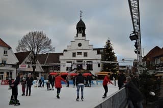 Droog weer op de kerstmarkt in Lingen.