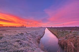 Ochtendrood en ijs in de sloot