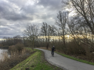 Fietsen langs het jaagpad
