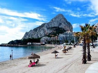 Calpe in de zon met badgasten 