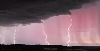 Bliksem tijdens zonsondergang 