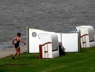 Dappere dame heeft in het ijskoude water gezwommen