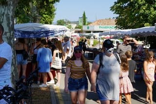Hitte op de markt...mét mondkapjes